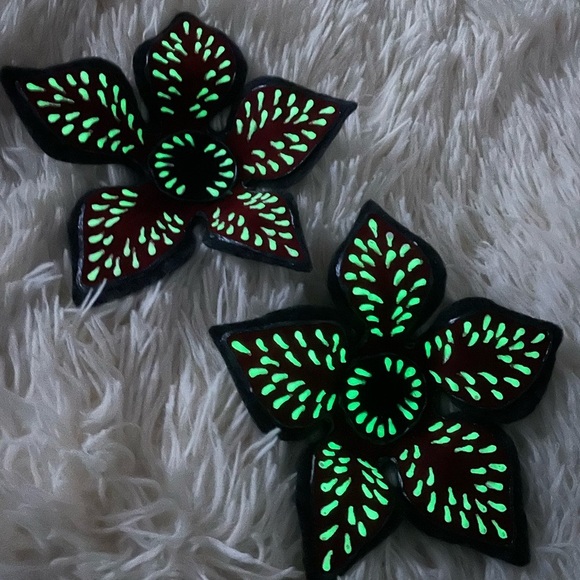 Demogorgon Hair Clip GLOWS - Picture 2 of 3